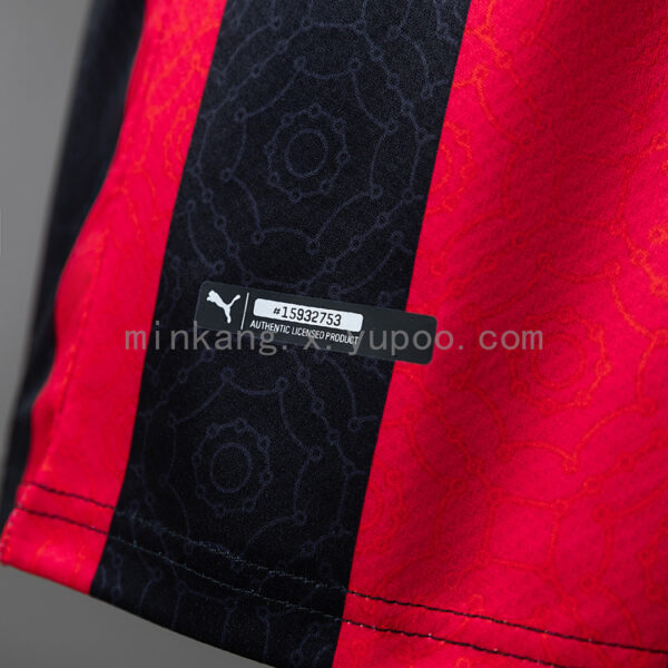 Camiseta AC Milan 2021/22 Local Retro - detalle de las franjas rojas y negras