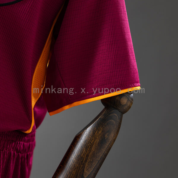 Camiseta AS Roma 2024/25 Local - detalle logo Adidas y rayas