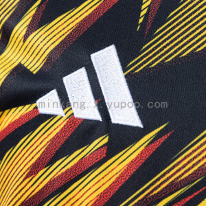 Camiseta AS Roma 2023/24 Pre-Partido - detalle patrón gráfico de zigzags