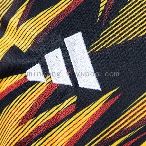 Camiseta AS Roma 2023/24 Pre-Partido - detalle patrón gráfico de zigzags