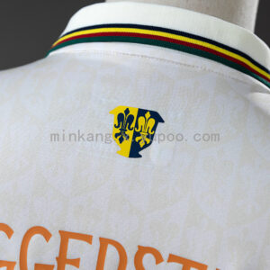 Camiseta FC Augsburg 2023/24 Visita - detalle logo Mizuno