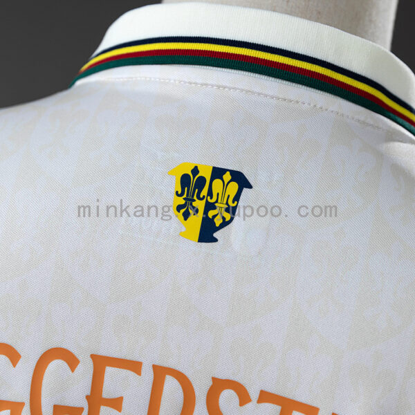Camiseta FC Augsburg 2023/24 Visita - detalle logo Mizuno