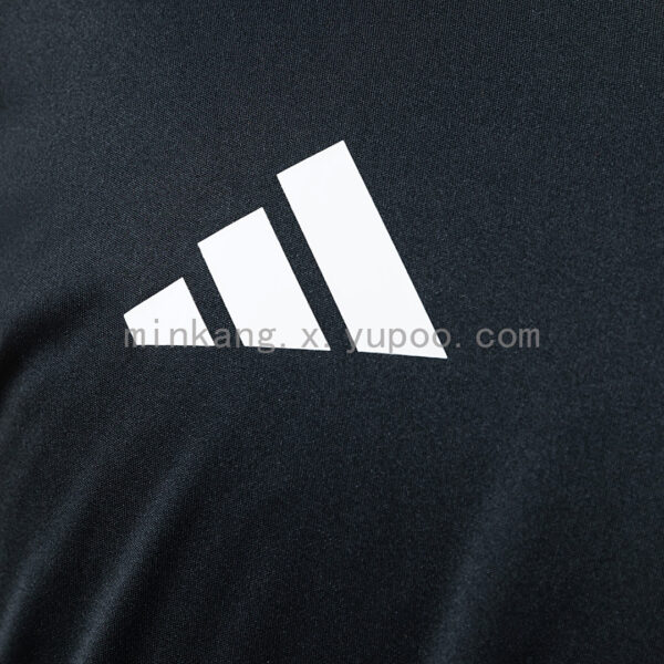Camiseta Atlético Mineiro 2024 Entrenamiento — detalle logo Adidas y hombro