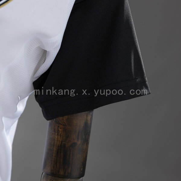 Camiseta Atlético Mineiro 2024/25 Local Mujer — detalle del hombro y las franjas
