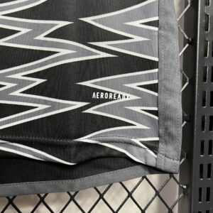 Camiseta Atlético Mineiro 2024/25 Tercera — detalle cuello y etiqueta Adidas