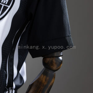 Camiseta Atlético Mineiro 2024/25 Local – detalle hombro y franjas Adidas