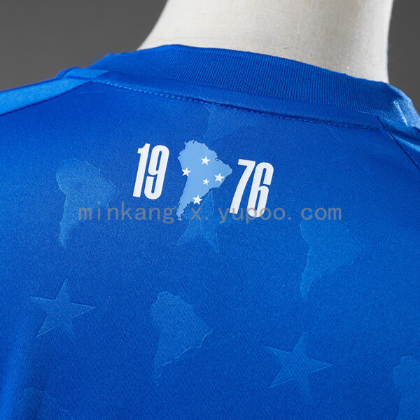 Camiseta Cruzeiro 2023/24 Local Manga Larga — detalle cuello en V