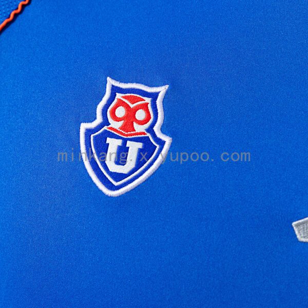 Camiseta Universidad de Chile 2024 Local - detalle lateral y franjas