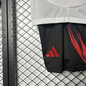 Camiseta Flamengo 2024/25 Visita — detalle franjas hombro