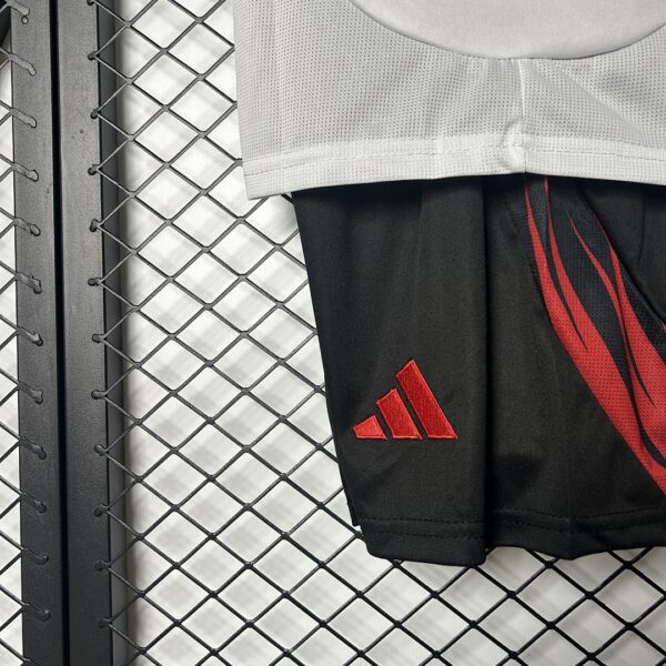 Camiseta Flamengo 2024/25 Visita — detalle franjas hombro