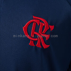 Camiseta Flamengo 2024 Entrenamiento — detalle de manga corta y panel lateral celeste