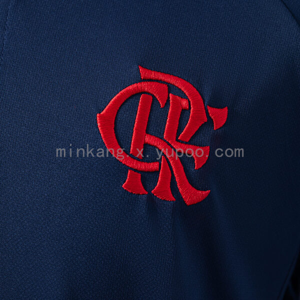 Camiseta Flamengo 2024 Entrenamiento — detalle de manga corta y panel lateral celeste