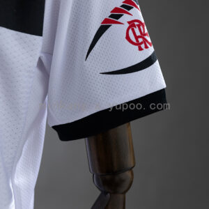 Camiseta Flamengo 2023/24 Local — detalle del cuello en V y hombro derecho