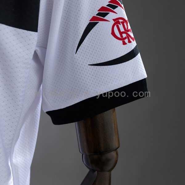 Camiseta Flamengo 2023/24 Local — detalle del cuello en V y hombro derecho