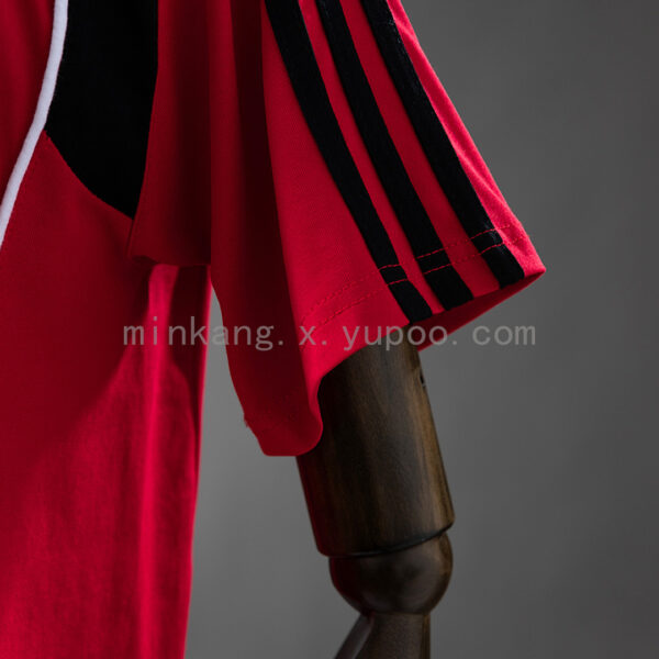 Camiseta Flamengo 2024/25 Local — detalle hombro y franjas