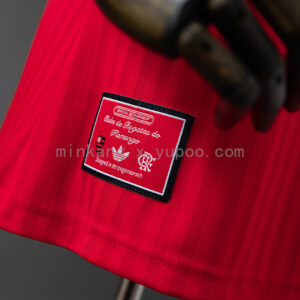 Camiseta Flamengo 1981 Retro Local — detalle cuello y franjas