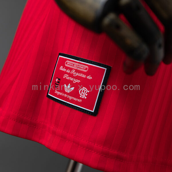 Camiseta Flamengo 1981 Retro Local — detalle cuello y franjas