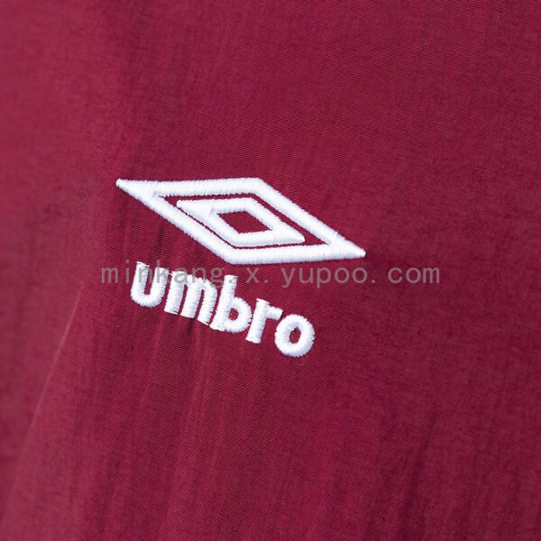 Camiseta Fluminense 2024 Cortaviento — detalle logo Umbro