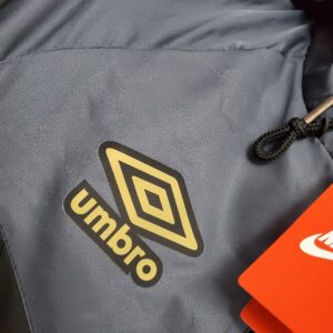 Camiseta Grêmio Cortaviento 2023/24 – detalle manga izquierda y dobladillo