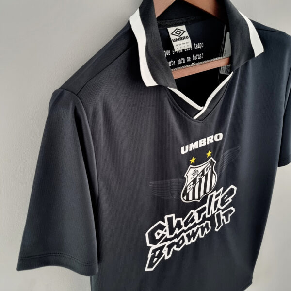 Camiseta Santos 2023/24 Edición Especial Charlie Brown Jr. Local — detalle cuello