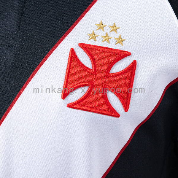Camiseta Vasco da Gama 2023/24 Local Edición Especial — detalle de la manga con patrón Kappa