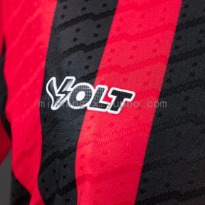 Camiseta Vitoria 2023/24 Local Mujer — detalle cuello y logo Volt