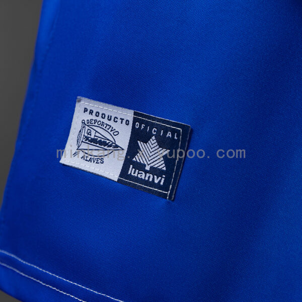 Camiseta Deportivo Alavés 2000/01 Retro Local — detalle cuello y logo DA