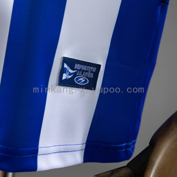 Camiseta Deportivo Alavés 2000/01 Retro Local — detalle cuello y logo DA