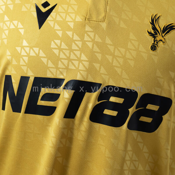 Camiseta Crystal Palace 2023/24 Visita - detalle manga con patrocinador KOLY