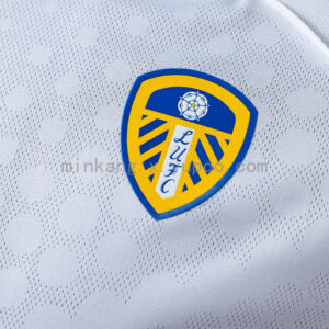 Camiseta Leeds United 2024/25 Local - detalle puño de manga y costura lateral