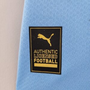 Camiseta Manchester City 2023/24 Local - detalle escudo y sponsor