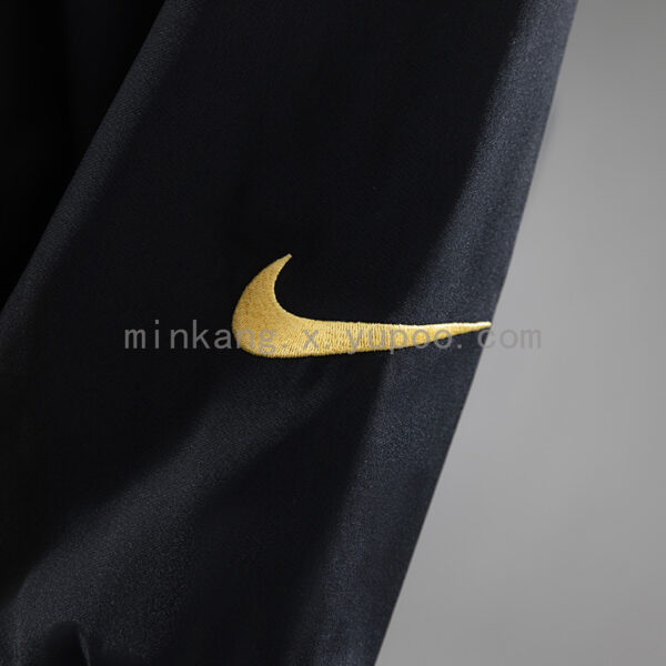 Camiseta Manchester United 2023/24 Cortaviento Entrenamiento - detalle franjas diagonales