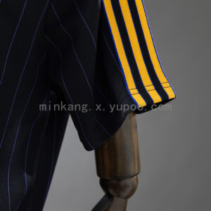 Camiseta Manchester United 1990 Retro Visitante - detalle logo Adidas Trefoil