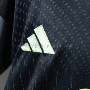Camiseta Manchester United 2023/24 Entrenamiento Niño - detalle logo Adidas