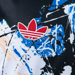 Camiseta Manchester United 2023/24 Edición Stone Roses - detalle logo Adidas