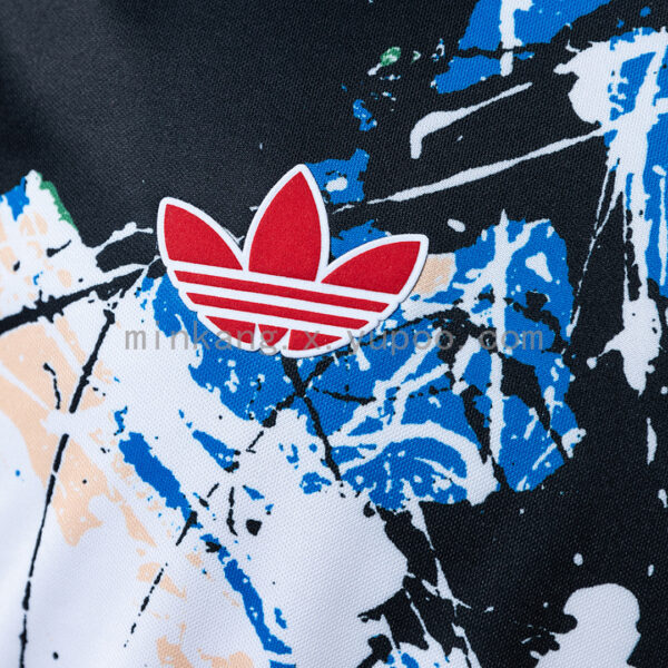 Camiseta Manchester United 2023/24 Edición Stone Roses - detalle logo Adidas