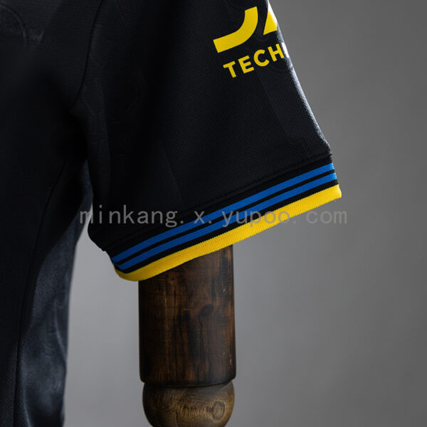 Camiseta Manchester United 2023/24 Tercera - detalle logo Adidas