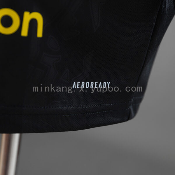 Camiseta Manchester United 2023/24 Tercera - detalle franjas hombro