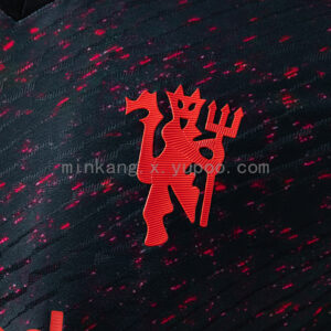 Camiseta Manchester United 2023/24 Edición Especial - detalle diseño gráfico de llamas y tridentes