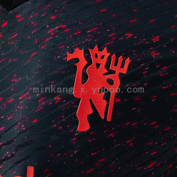 Camiseta Manchester United 2023/24 Edición Especial - detalle diseño gráfico de llamas y tridentes
