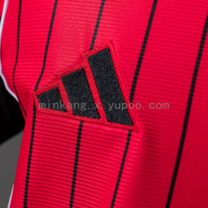 Camiseta Manchester United 2023/24 US Pack - detalle franjas hombro