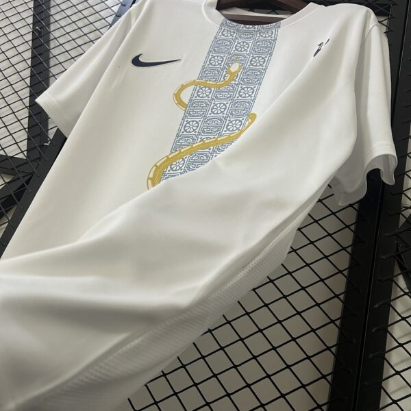 Camiseta Tottenham Hotspur 2024/25 Pre-Partido Edición Especial - detalle de escudo Tottenham y serpiente dorada