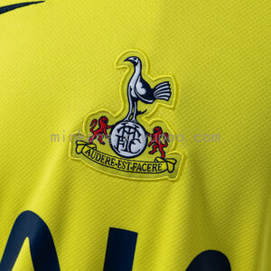 Camiseta Tottenham Hotspur 2023/24 Tercera - detalle patrocinador AIA