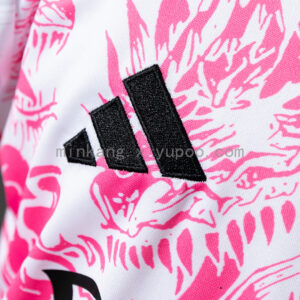 Camiseta Real Madrid Edición Especial Dragón Blanco y Rosa - detalle del tejido transpirable
