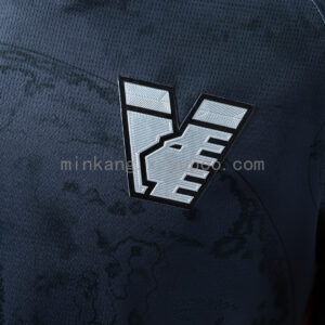Camiseta Venezia 2024/25 Local - detalle logo Venezia FC en pecho derecho