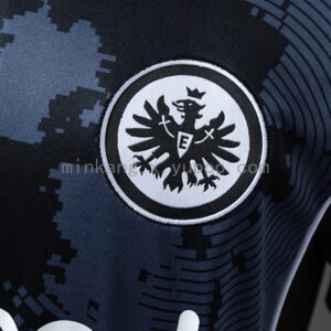 Camiseta Eintracht Frankfurt 2022/23 Tercera - detalle de la manga y logo 'G'