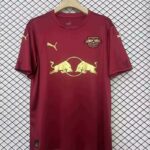 Camiseta RB Leipzig 2023/24 Local - detalle manga izquierda y logo Puma