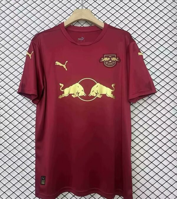 Camiseta RB Leipzig 2023/24 Local - detalle manga izquierda y logo Puma
