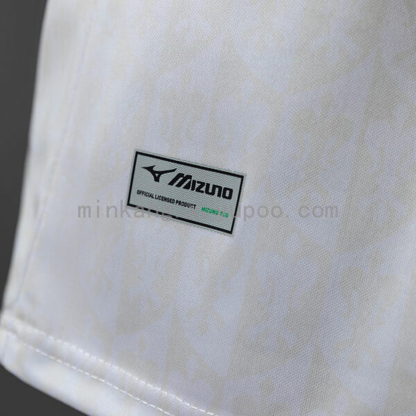 Camiseta FC Augsburg 2023/24 Visita - detalle cuello polo con franjas