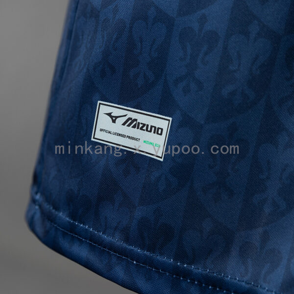 Camiseta FC Augsburg 2023/24 Edición Especial - detalle logo Mizuno